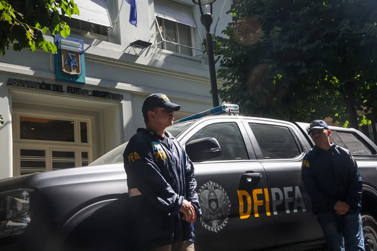 SEGURIDAD. Efectivos de la Policía Federal custiodian la sede de la AFA, durante los allanamientos producidos este martes.