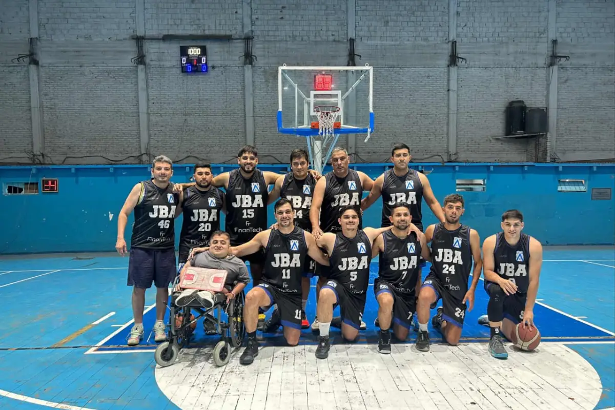 UNIDOS. Javier Pérez posa en una cancha de básquet junto al plantel de Juan Bautista Alberdi.