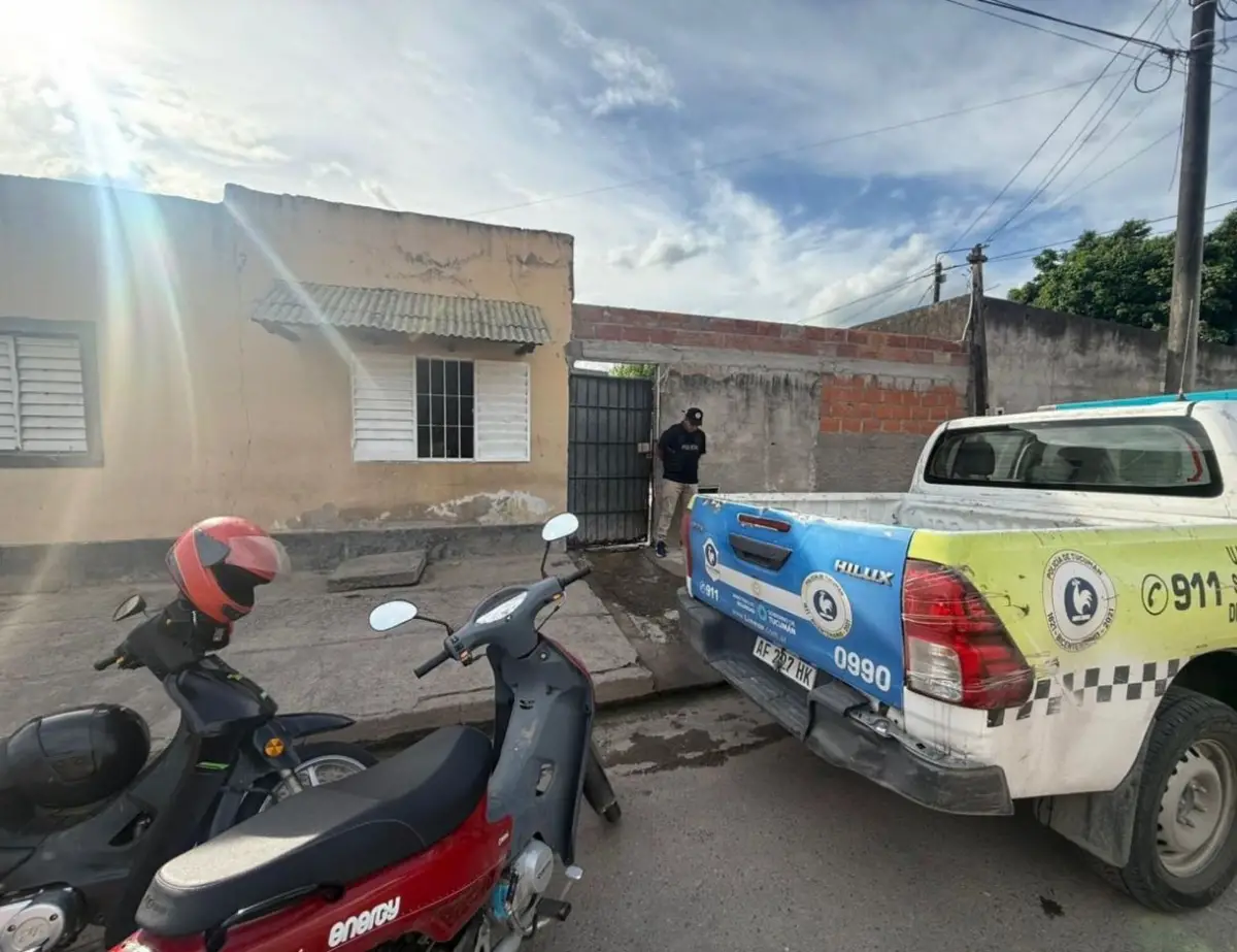 EN PLENO PROCEDIMIENTO. Los policías se presentaron en cuatro domicilios para detener a las acusadas y sumar evidencias en su contra.