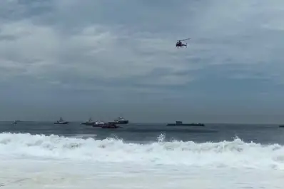 Susto en Copacabana: una ola gigante arrastró a más de 100 personas y buscan a un adolescente desaparecido