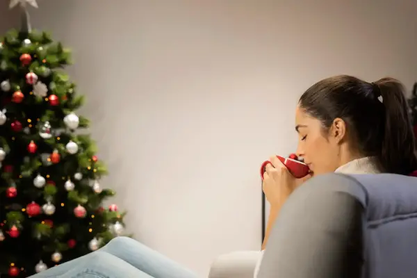 Por qué algunas personas eligen pasar Año Nuevo solas, según expertos en psicología