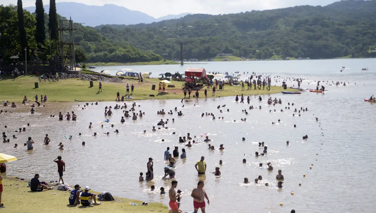 ALIVIO. Cientos de tucumanos y tucumanas eligen el dique El Cadillal para escapar del calo en la ciudad.