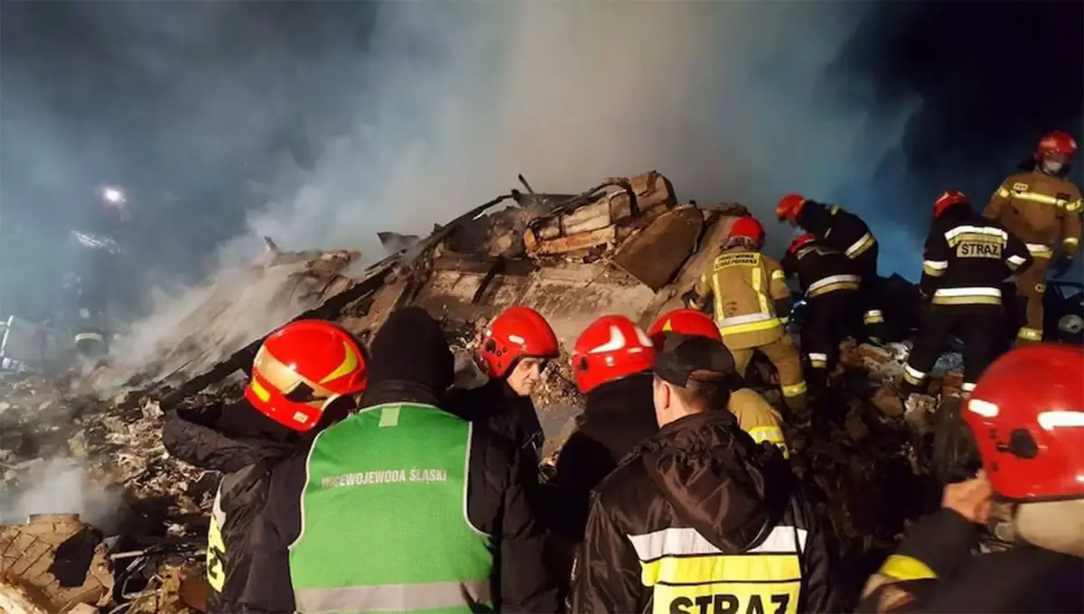 DRAMÁTICO. Los equipos de rescate buscan sobrevivientes entre los escombros de una construcción que quedó reducida por el incendio.