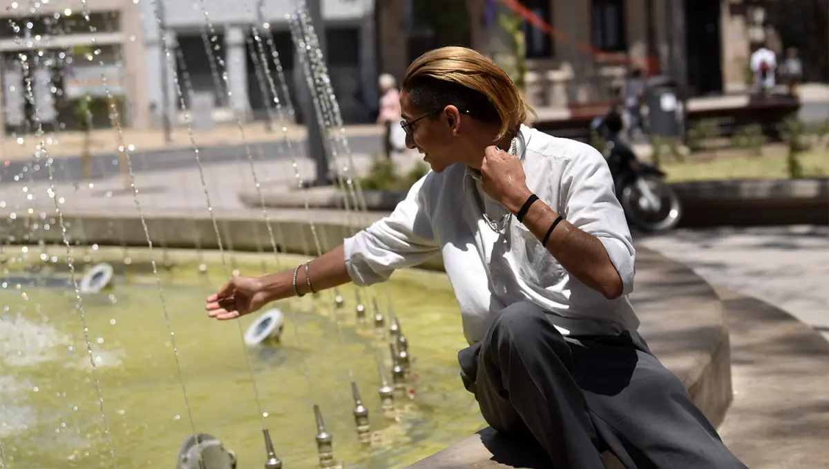 HIDRATARSE. Beber agua y aliviar la temperatura corporal serán fundamentales durante las tardes más calurosas del verano. 