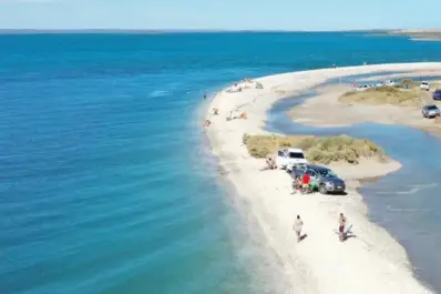 Punta Perdices: en qué parte de Argentina se encuentra el balneario de aguas turquesas