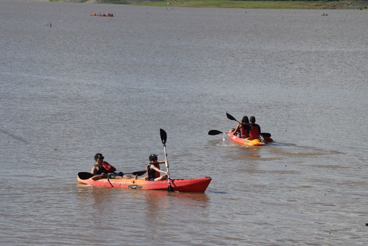 Temporada 2026 en El Cadillal: entre kayak, rappel y relax, ¿cuál es el presupuesto necesario para pasar un día en el dique?