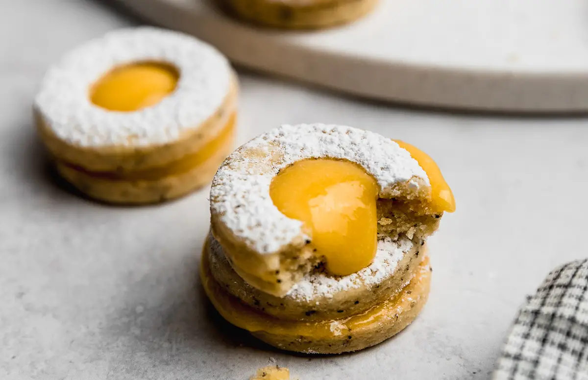 Un postre clásico de Austria: galletas Linzer con curd de limón