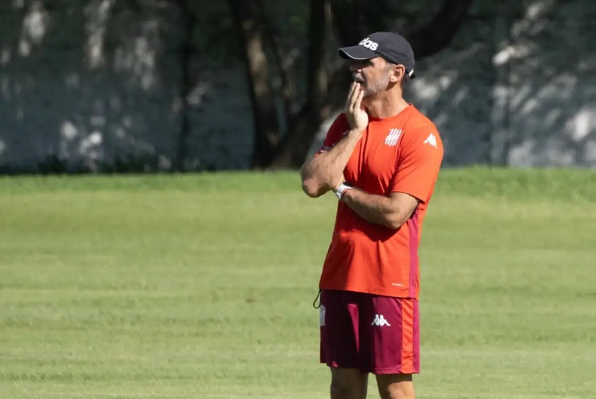 ENFOCADO. Andrés Yllana comandó el regreso a las prácticas en el complejo. La jornada tuvo a cuatro incorporaciones y el regreso del Caco García.