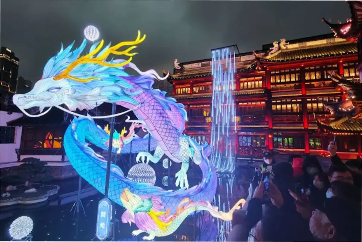 Turistas visitan un Festival de Linternas del Año Nuevo Lunar en Shanghai el 21 de enero de 2024. Costfoto/Sipa USA/CNN