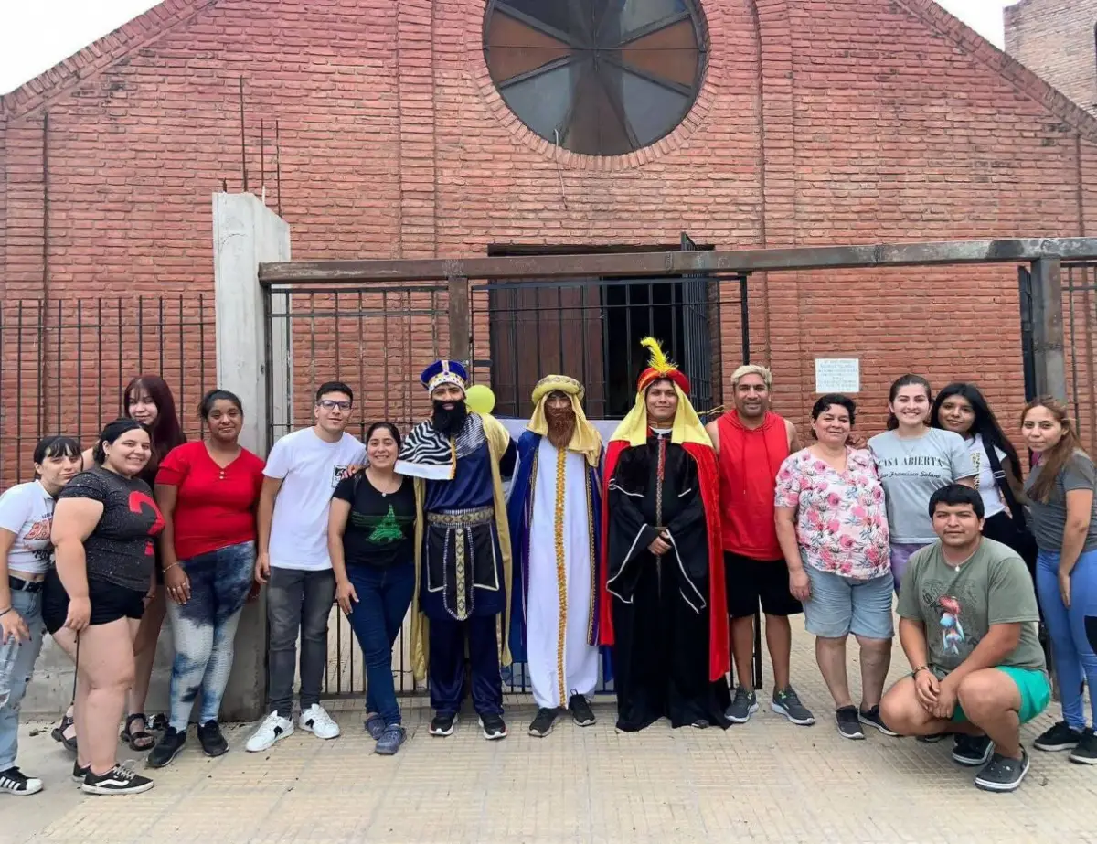 COMPROMISO BARRIAL. Melchor, Gaspar y Baltasar junto a los colaboradores en la capilla Santísima Trinidad.