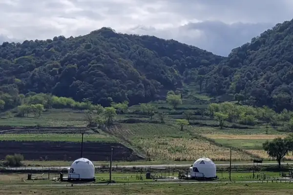 Domos, cabañas y glamping: cuatro sitios para vacacionar a menos de dos horas de Tucumán