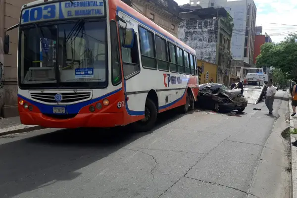 Un choque entre un colectivo y un auto generó demoras e incidentes con la Policía