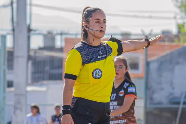 Accidentes, operaciones, insultos y pruebas extremas: cómo Flavia Vallejo llegó a romper el techo del arbitraje tucumano