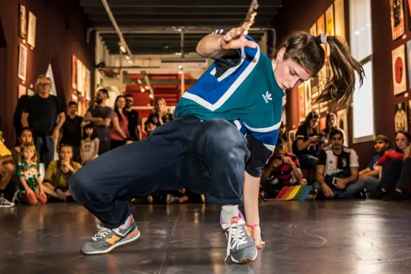 Qué talleres culturales gratuitos se pueden hacer este verano en la capital