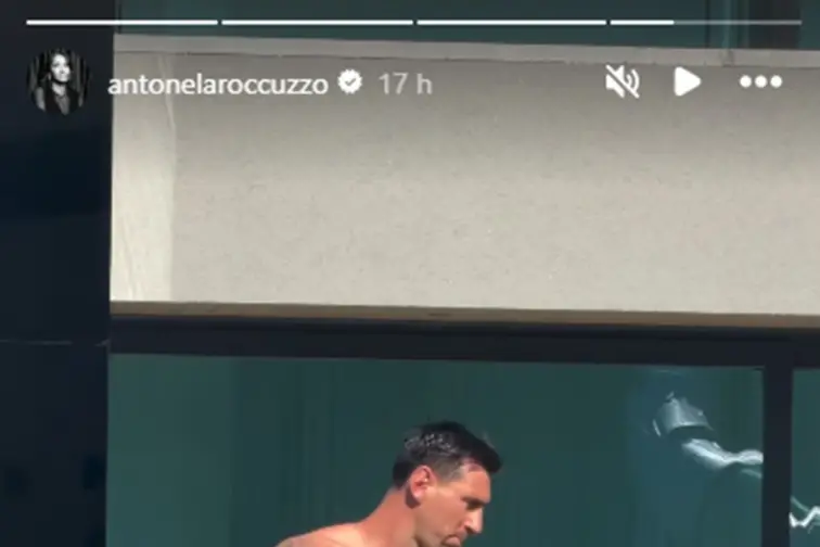 ENAMORADA. La publicación de Antonela mientras Leo juega con su otro amor, la pelota.