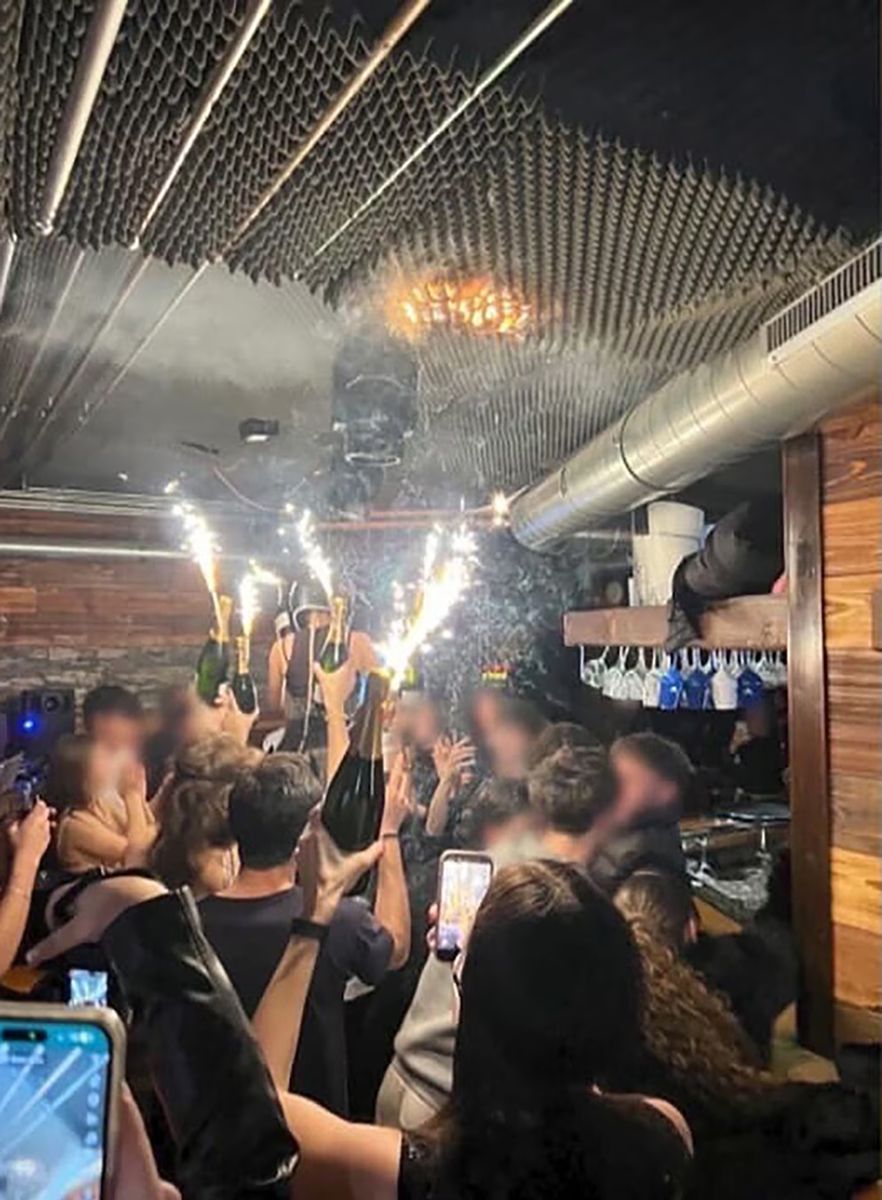 Con bengalas en las botellas: así habría comenzado el incendio en un bar de Suiza