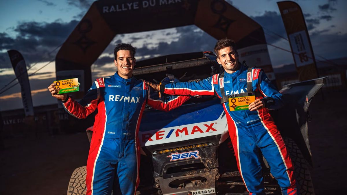 LA DUPLA SE PREPARA. Kevin Benavides (derecha) junto a Lisandro Sisterna en Marruecos, donde probaron el auto para el Dakar.