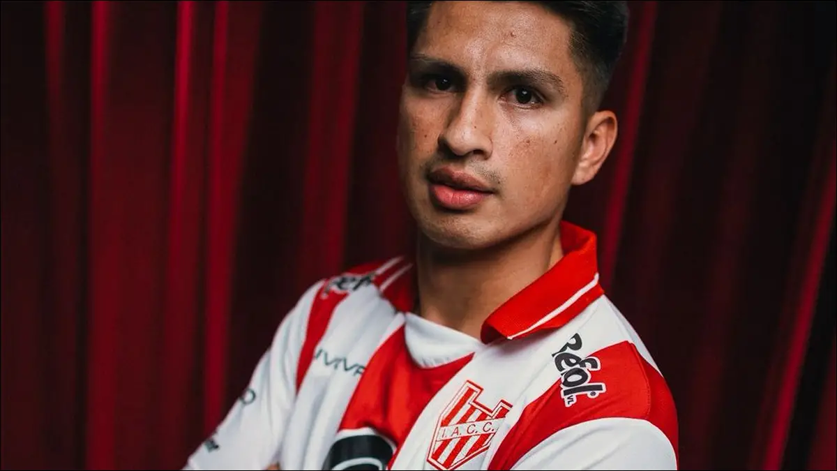 NUEVOS RUMBOS. Gustavo Abregú posa con la camiseta de Instituto tras ser presentado oficialmente como nuevo refuerzo del club cordobés para la temporada 2026.