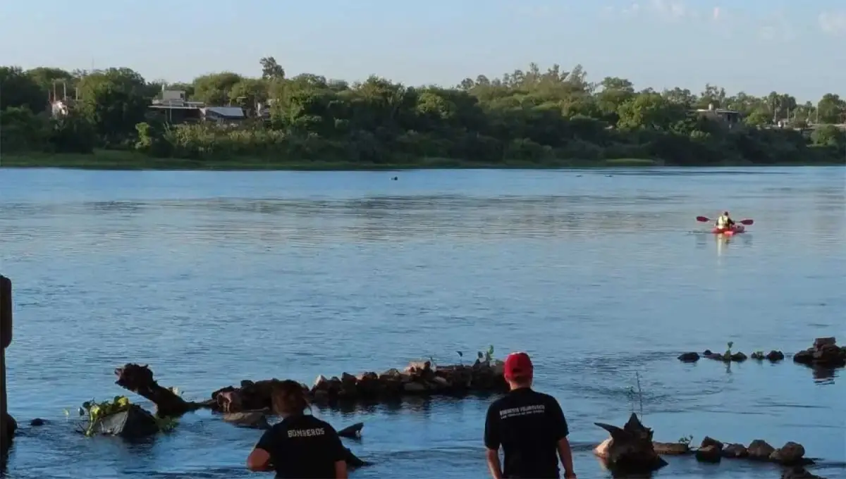 A PIE Y EN KAYAK. Más de 70 personas participaron de la búsqueda.
