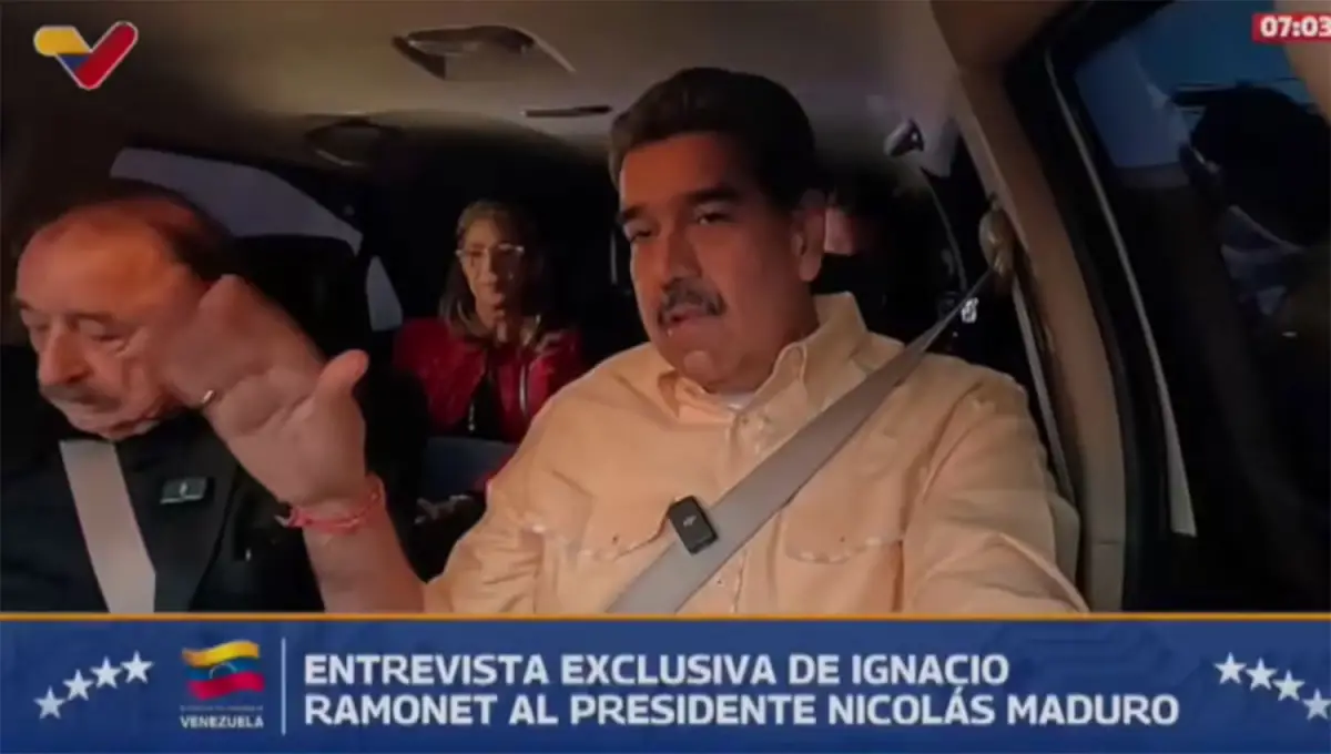 DIÁLOGO. Maduro habló con un medio español dentro de un auto.