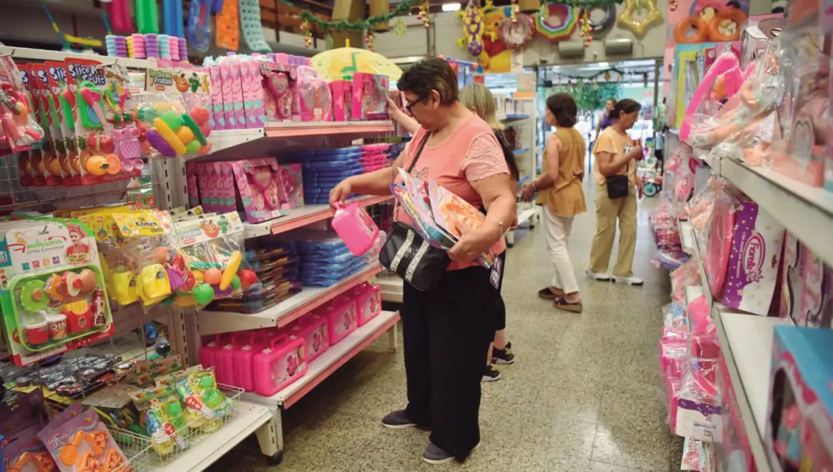LOS JUGUETES PREFERIDOS. Los tucumanos salieron a los comercios del centro capitalino a buscar el obsequio que los Reyes llevarán a sus niños.  La gaceta / archivo