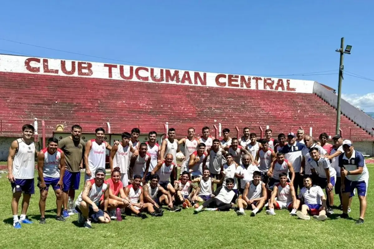 ILUSIÓN. El plantel se fotografió tras el último entrenamiento de un 2025 inolvidable.