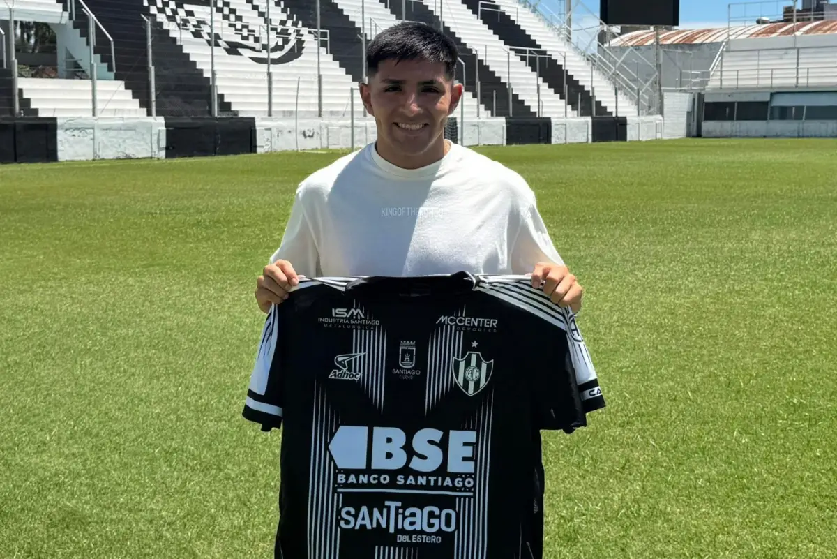 La flamante incorporación, posando con la camiseta del Ferroviario