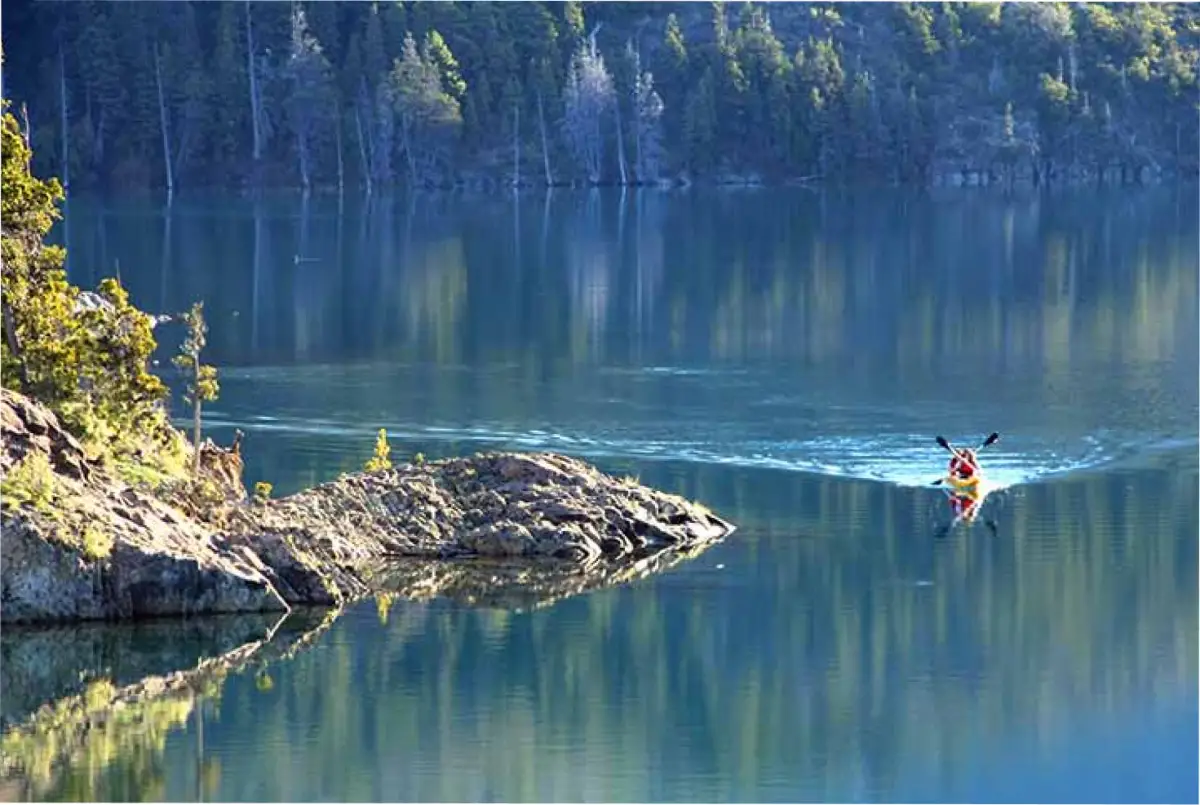 El Lago Epuyén, un tesoro escondido de la Patagonia.