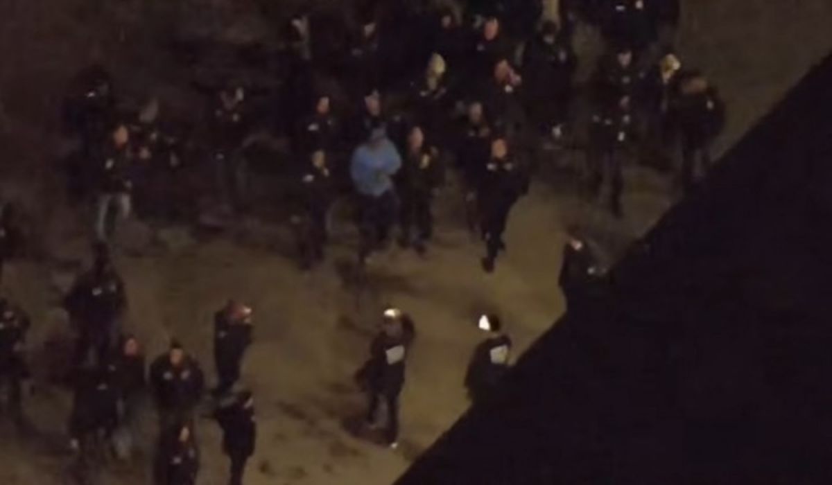 Nicolás Maduro siendo trasladado por las autoridades norteamericanas.