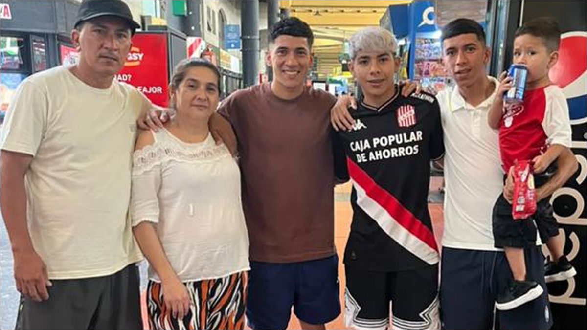 RECORRIDO. Ulises Vera se despide de su familia en la Terminal de Ómnibus de Tucumán antes de viajar a Buenos Aires para sumarse a Quilmes.