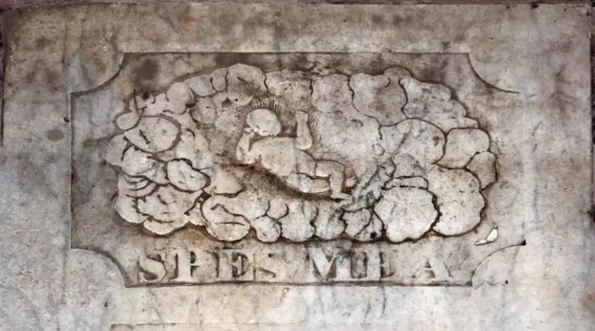 UNA LÁPIDA DETERIORADA. La imagen del Niño Dios indica dónde descansan los restos del obispo José Agustín Molina en la Iglesia de San Francisco.