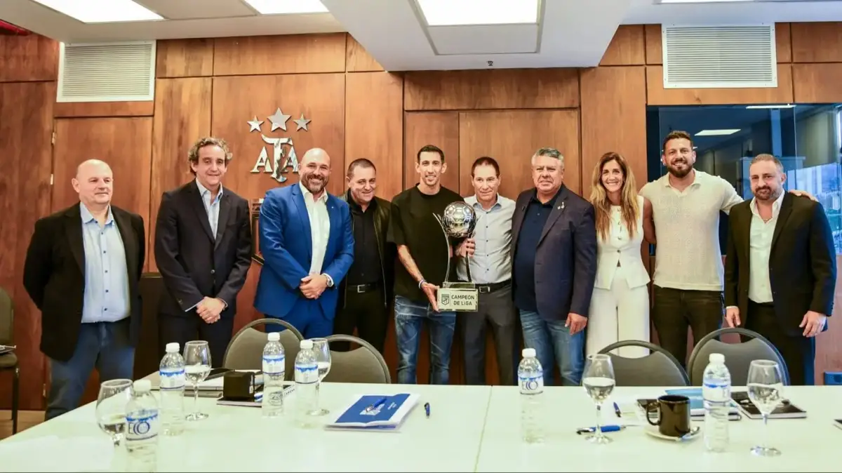 LA IMAGEN QUE CAUSÓ EL ENOJO POPULAR. Tapia y Toviggino posaron con Ángel Di María y los dirigentes de Rosario Central, luego de haber coronado campeón al Canalla.