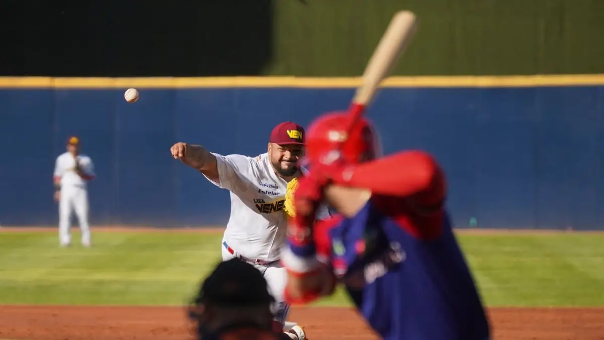 EN ACCIÓN. El lanzador abridor de los Cardenales de Lara de Venezuela, Max Castillo, lanza en la primera entrada del partido semifinal del torneo de béisbol de la Serie del Caribe entre la República Dominicana y Venezuela. 