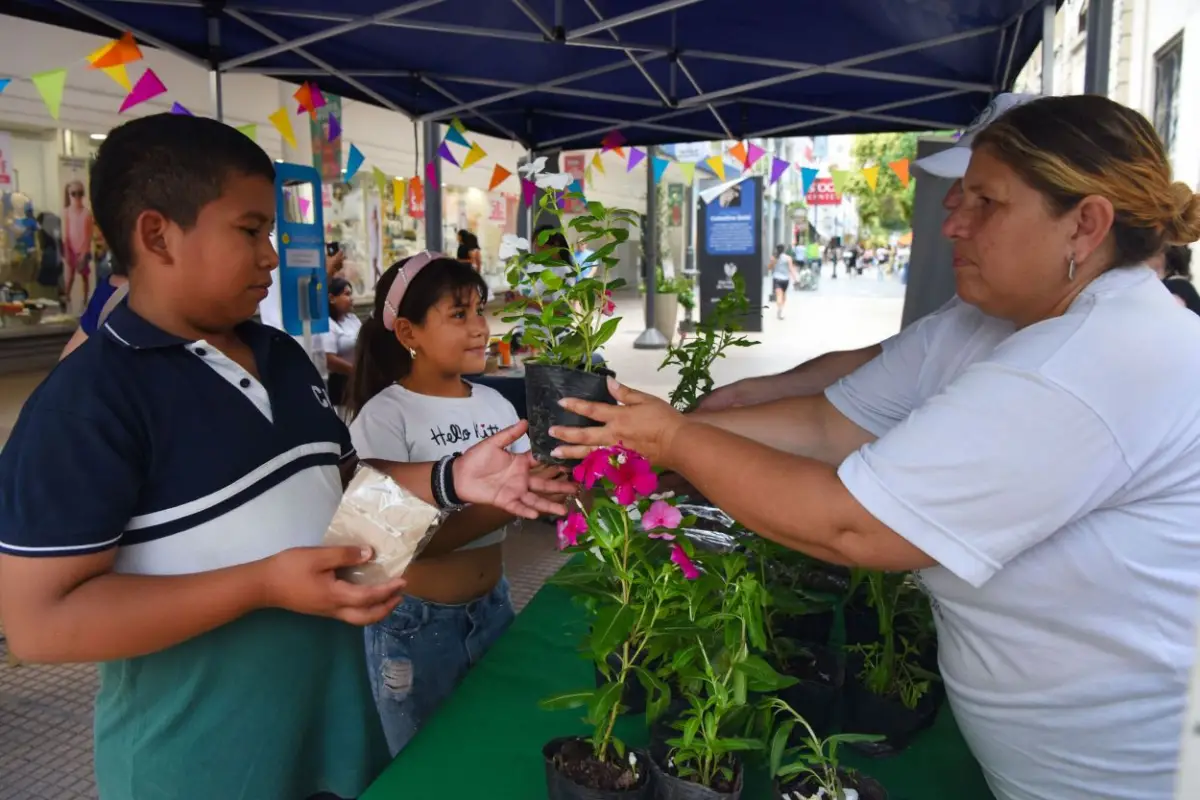 HERMANOS. Ilusionados, Thiago y Delfina donaron juguetes y entregaron botellas plásticas, a cambio de flores. la gaceta / fotos de analía jaramillo