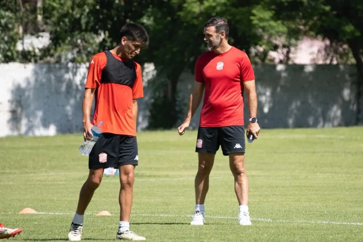 ENFOCADO. Andrés Yllana dirige las prácticas del plantel profesional, mientras aguarda por refuerzos.