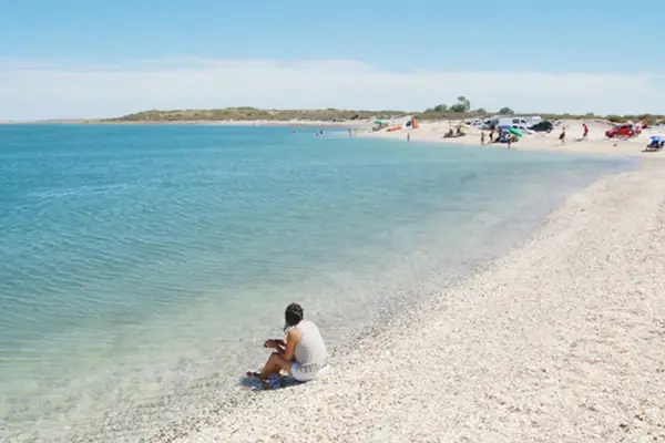 Parece el Caribe, pero está en Argentina: la playa de agua turquesa y arena clara que pocos conocen