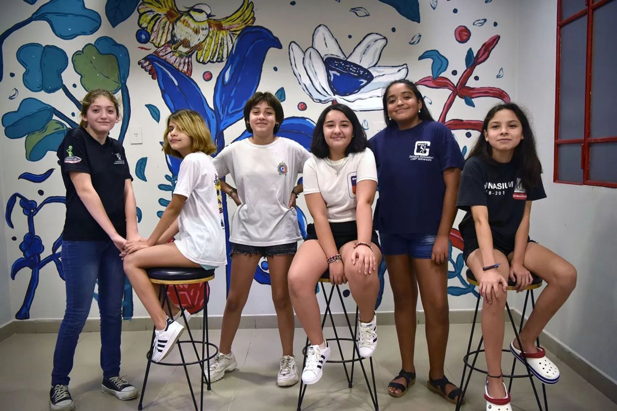 UNA POSTAL DE 2018. Habían sido seis las ingresante al Gymnasium; cuatro de ellas completaron el ciclo allí.