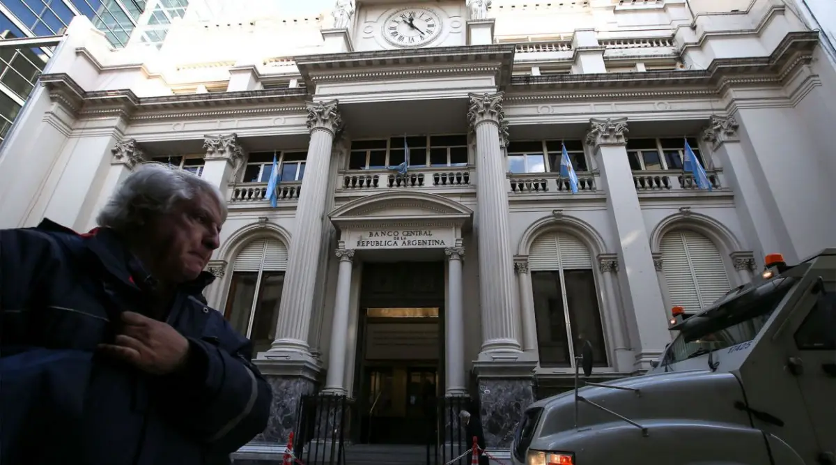 DESAFÍOS. El equipo económico necesita contener las expectativas devaluatorias y descomprimir el dólar.