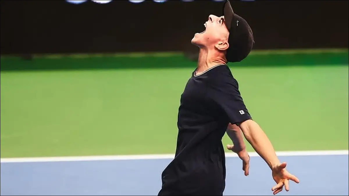 TÉCNICA SINGULAR. Lucas Herrera Sánchez juega sin revés y ejecuta derechas con ambas manos.