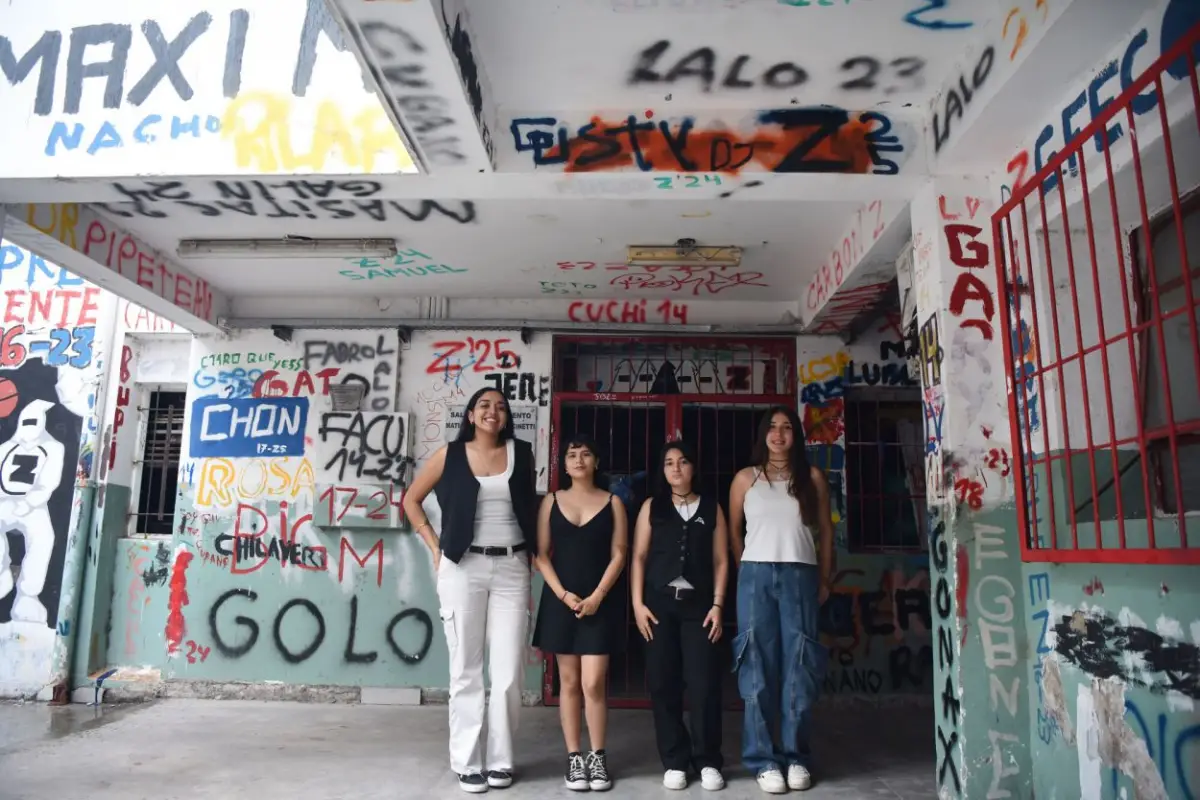 TIEMPO DE DESPEDIDAS. Las chicas posan para LA GACETA en el colegio que eligieron y al que se sientan orgullosas de pertenecer, más allá de los escollos que debieron superar. LA GACETA/FOTO DE ANALÍA JARAMILLO 