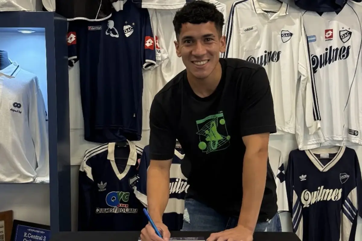 FELIZ. Ulises Vera fue presentado como nuevo refuerzo de Quilmes.