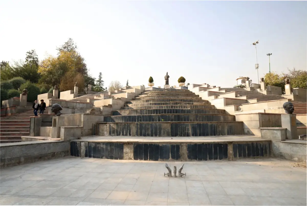Una fuente de agua seca en Teherán el 9 de noviembre de 2025. ATTA KENARE/AFP/Getty Images/Scientif American