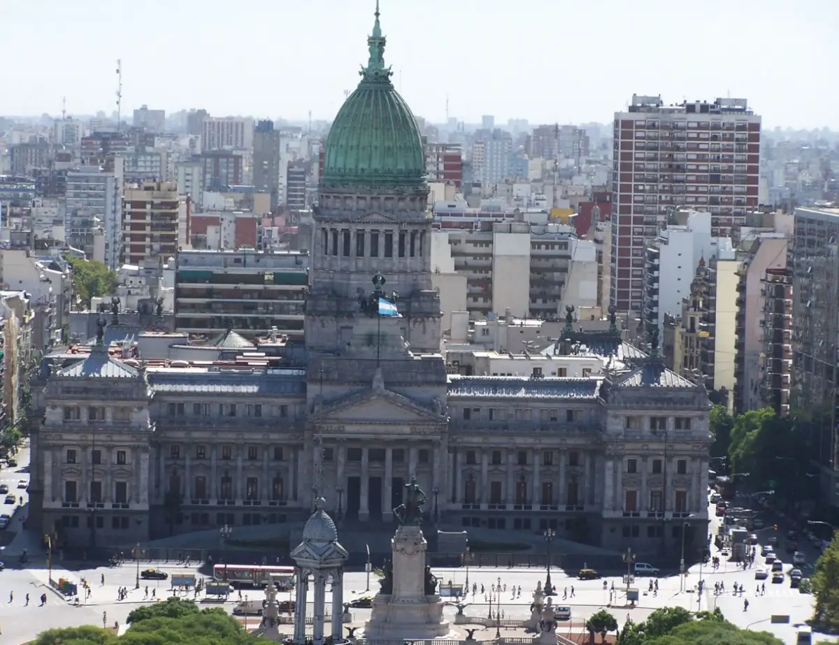 PLAZOS. La Jefatura de Gabinete dispone de 10 días hábiles para comunicar el decreto al Congreso.