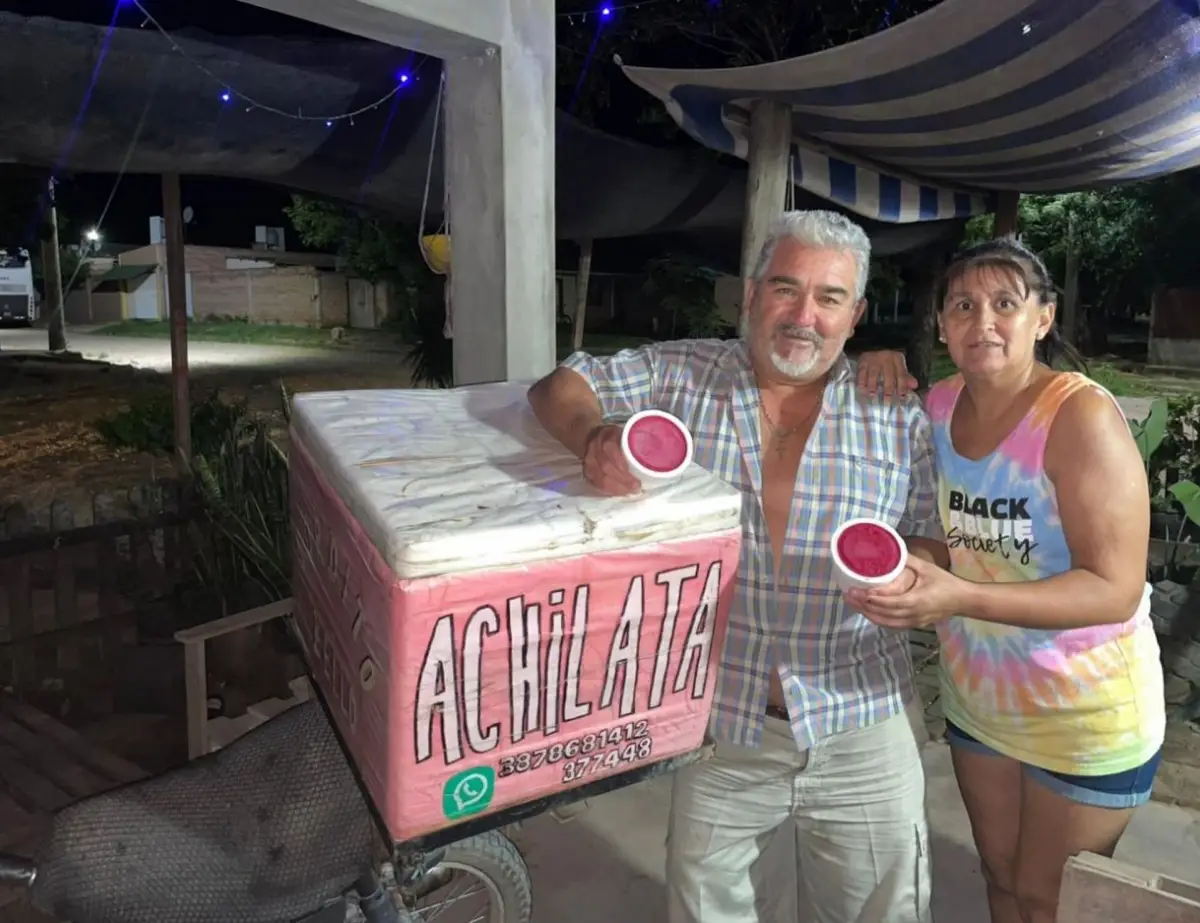 SUSTENTO FAMILIAR. La tucumana Patricia Ortiz y su esposo, Oscar Tula, con la moto de venta diaria.