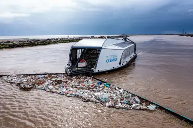 The Ocean Cleanup alcanzó un récord y así funciona la limpieza de océanos y ríos