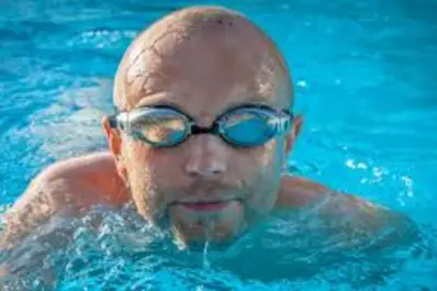 Salud visual durante el verano: recomendaciones para proteger los ojos en las piletas