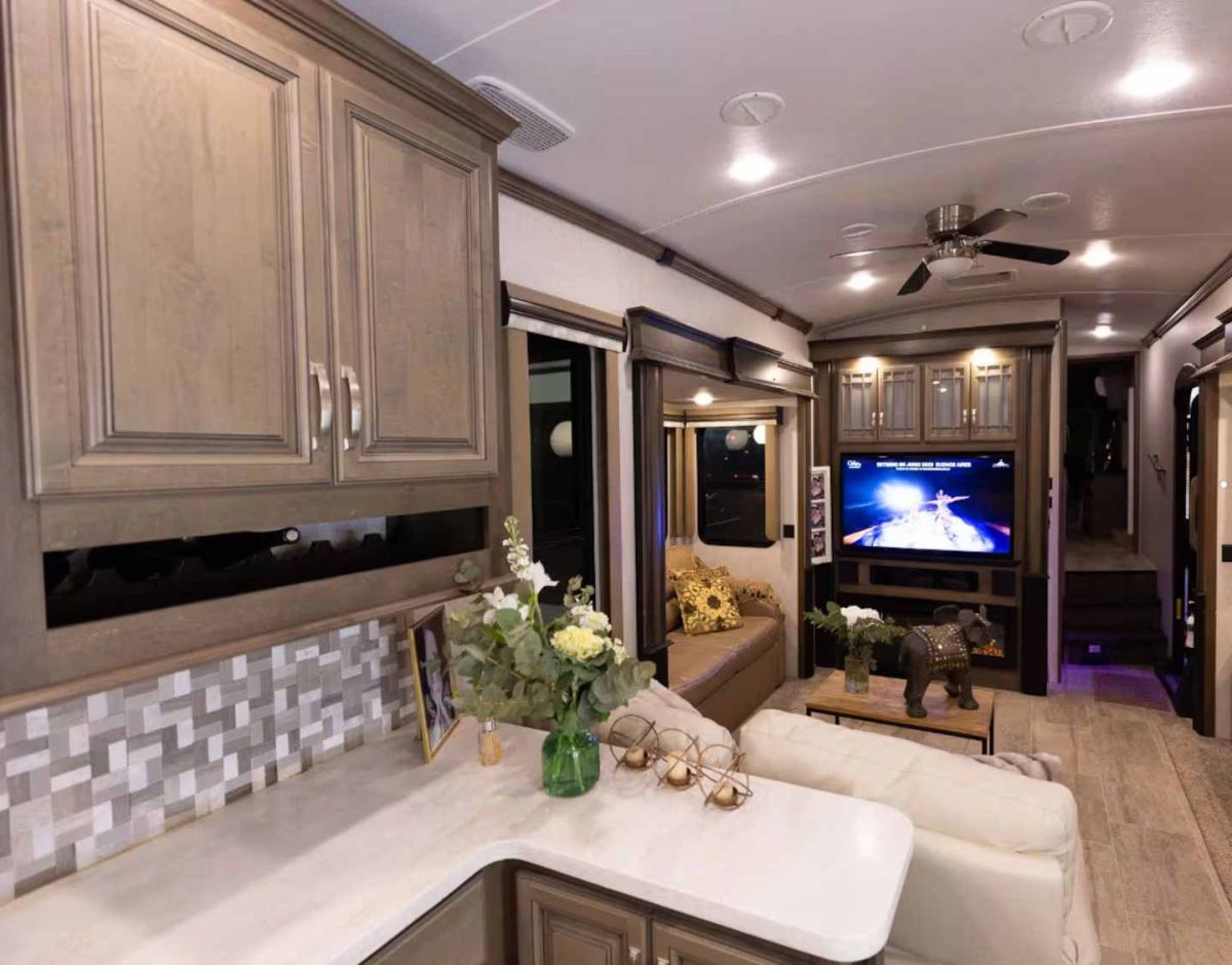 Así es la lujosa casa rodante de Flavio Mendoza donde vive con su hijo