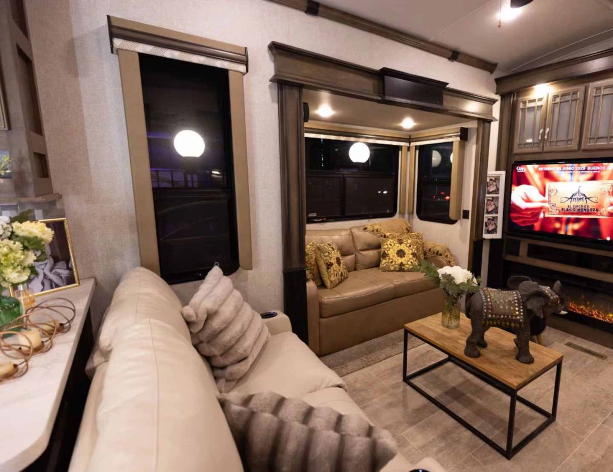 Así es la lujosa casa rodante de Flavio Mendoza donde vive con su hijo