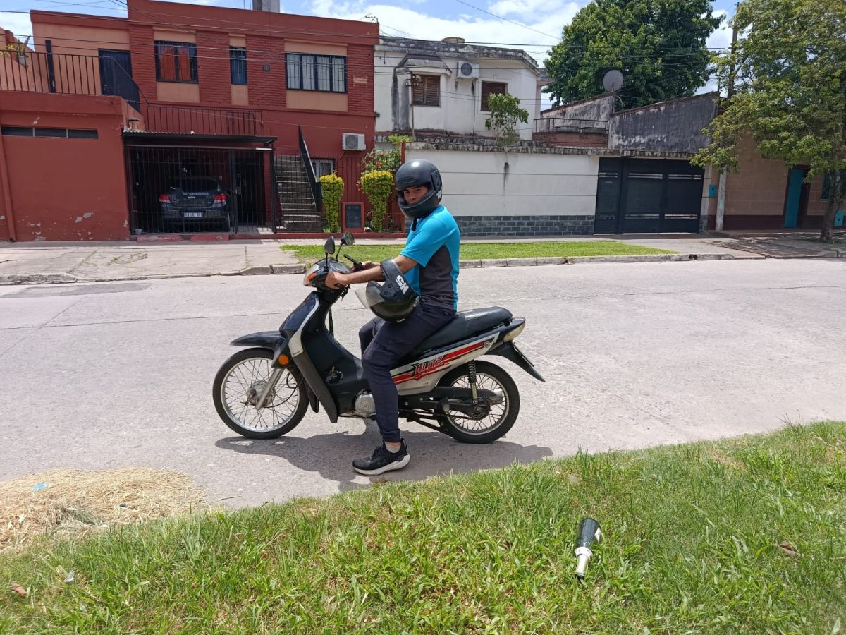 A TODOS LADOS. José Massenzio trabaja trasladando personas en su moto mediante aplicaciones. Así, va ahorrando para cumplir su sueño de ser profesional.