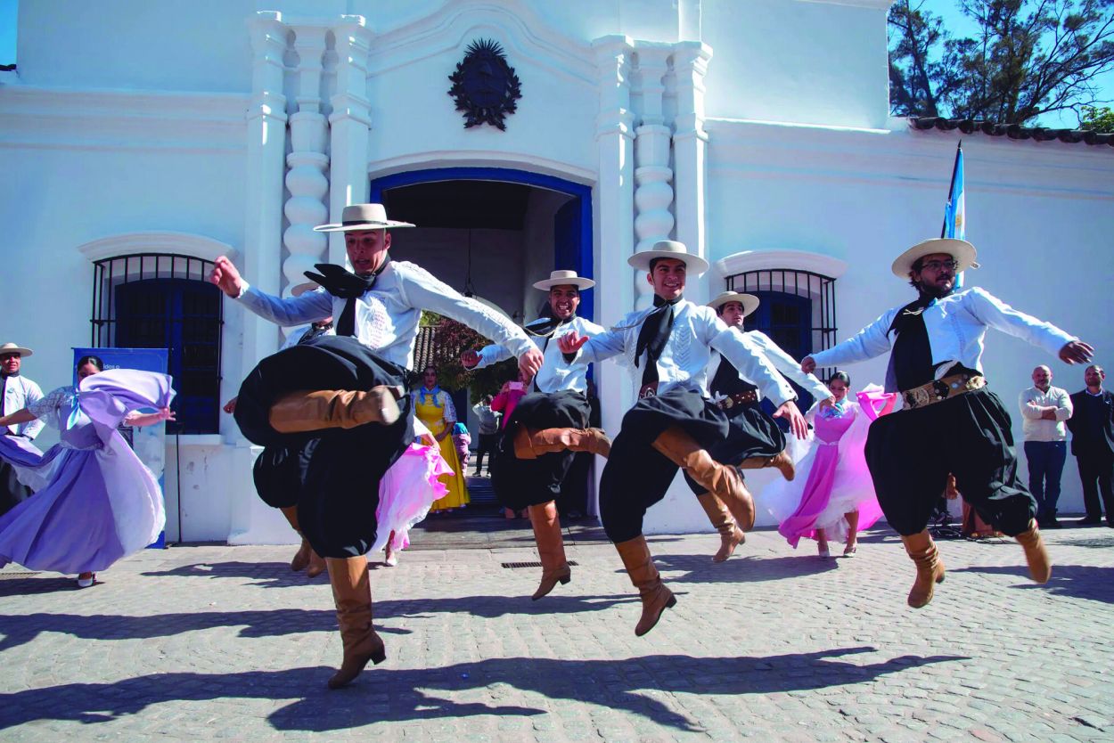 RAÍCES. El ballet Sol Naciente despliega su arte frente a la Casa Histórica.